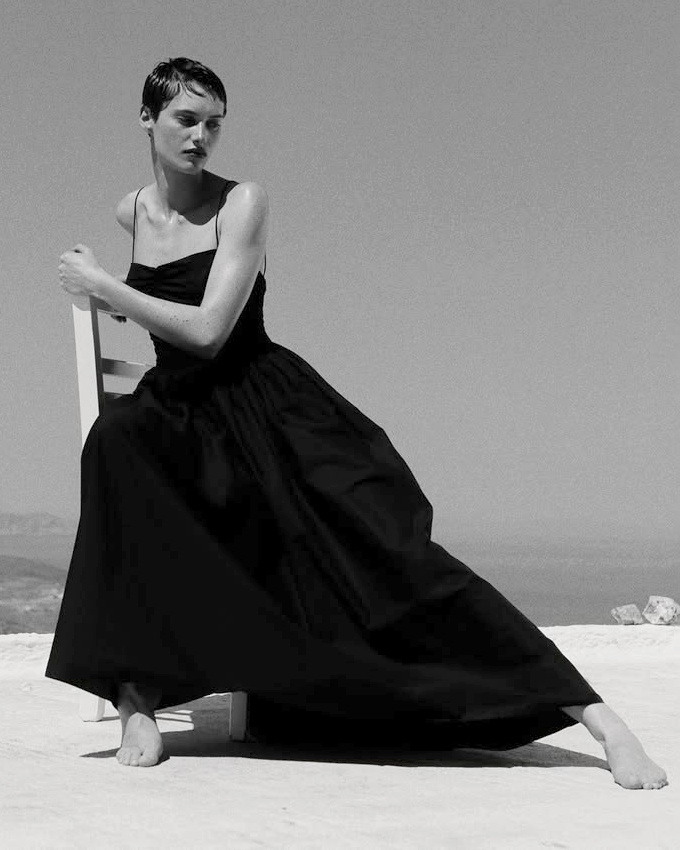 Coupe courte + robe noire ultra féminine = le bon mix