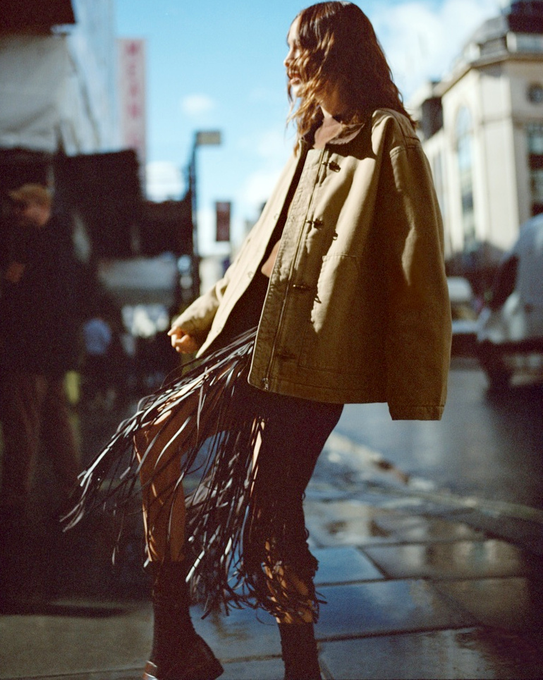 Franges + veste utilitaire = le bon mix