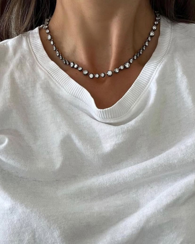 Tee-shirt blanc + collier précieux = le bon mix