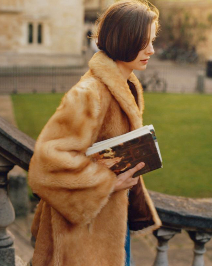 Petit carré + gros livre + veste vintage = le bon mix