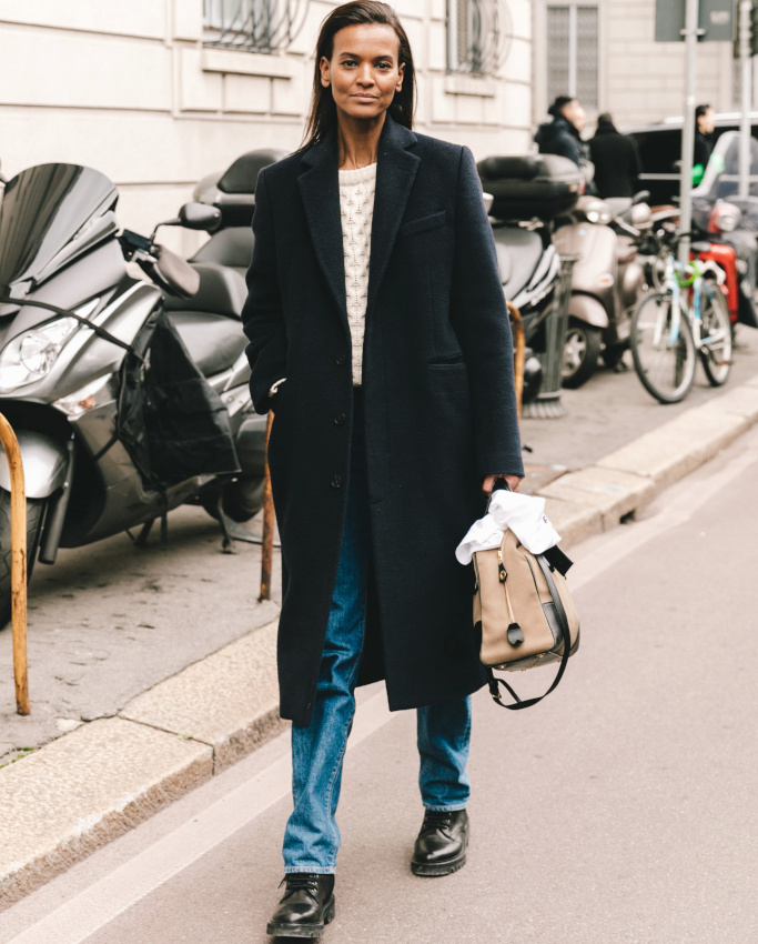 Oui au pull irlandais glissé au sein d'un look citadin !
