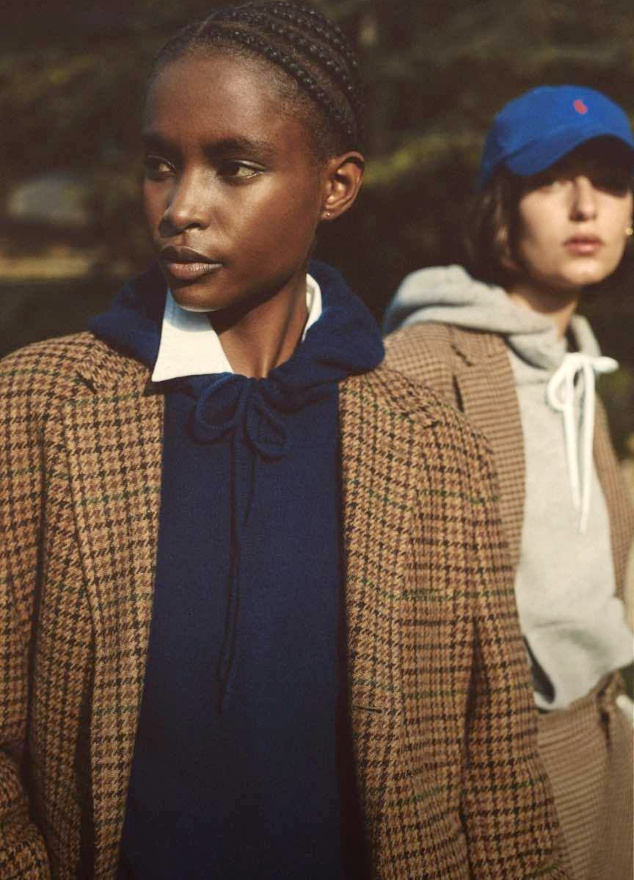 Pull à capuche bleu marine + blazer à carreaux dans les tonalités marron = le bon mix