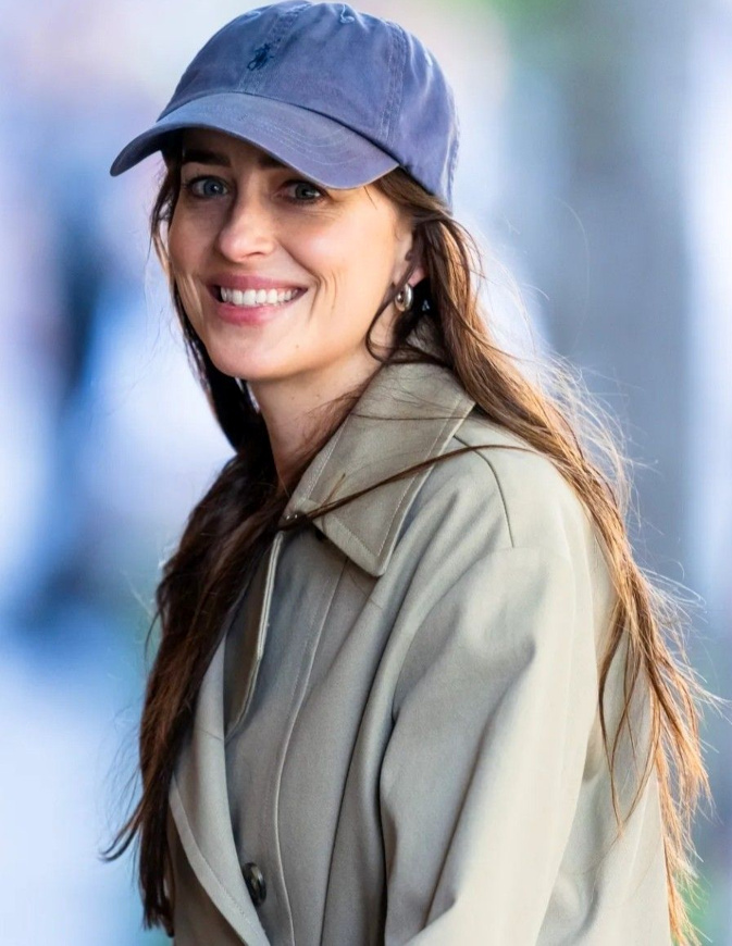 Casquette bleue + trench lichen = le bon mix