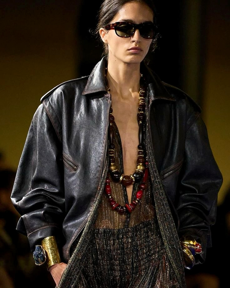 Rien de tel qu'un ample blouson en cuir pour réchauffer une robe diaphane !