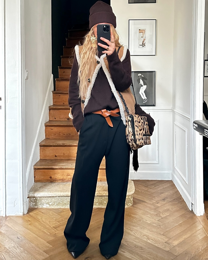 Rien de tel qu'une veste en peau lainée sans manches pour relever un look cosy/casual !