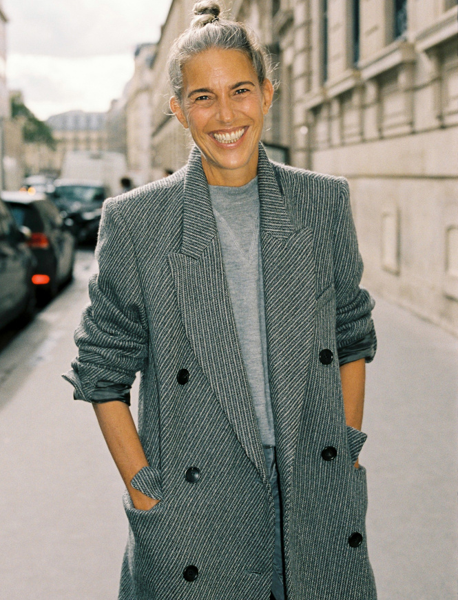 Oui aux camaïeux de gris jouant avec la teinte des vêtements et celle de la chevelure !