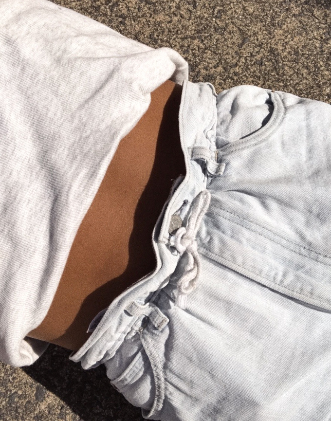 Lorsqu'elle est froncée, la taille des jeans gagnent en désinvolture