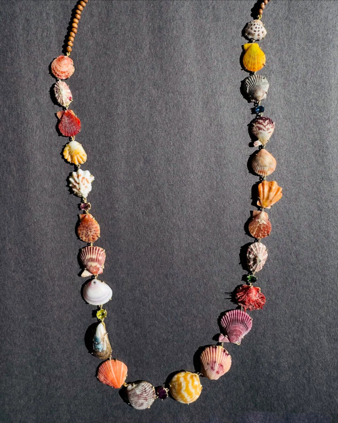 Mêlant poésie et fantaisie, ce collier fascine