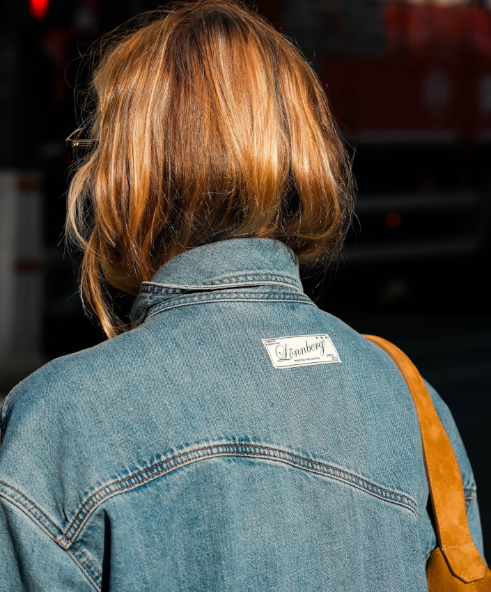Chevelure miel + veste en jean = le bon mix