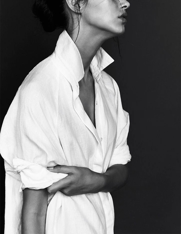 La chemise blanche trop grande : l'alpha et l'oméga de la sensualité !