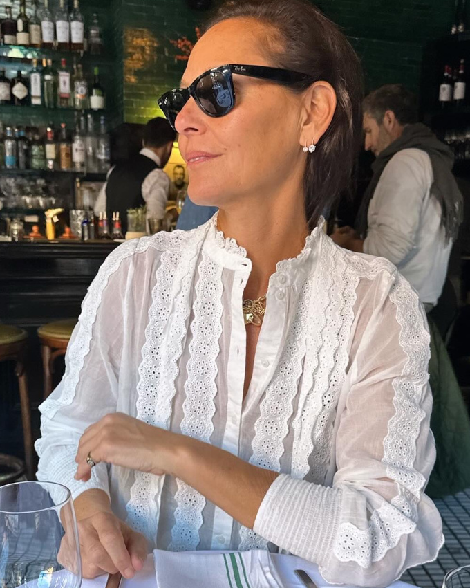 Oui à la rencontre entre Wayfarers et blouse ultra romantique !