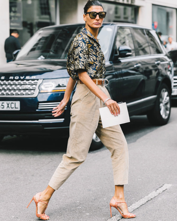 Top fleuri et pantalon beige