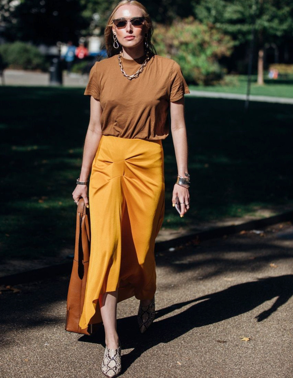 Tee-shirt marron et jupe orange