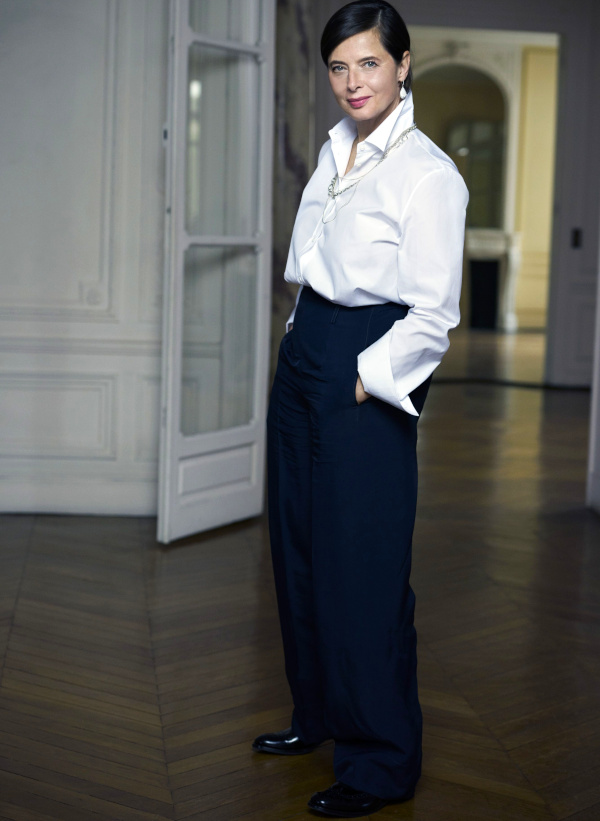 Chemise blanche et pantalon bleu marine