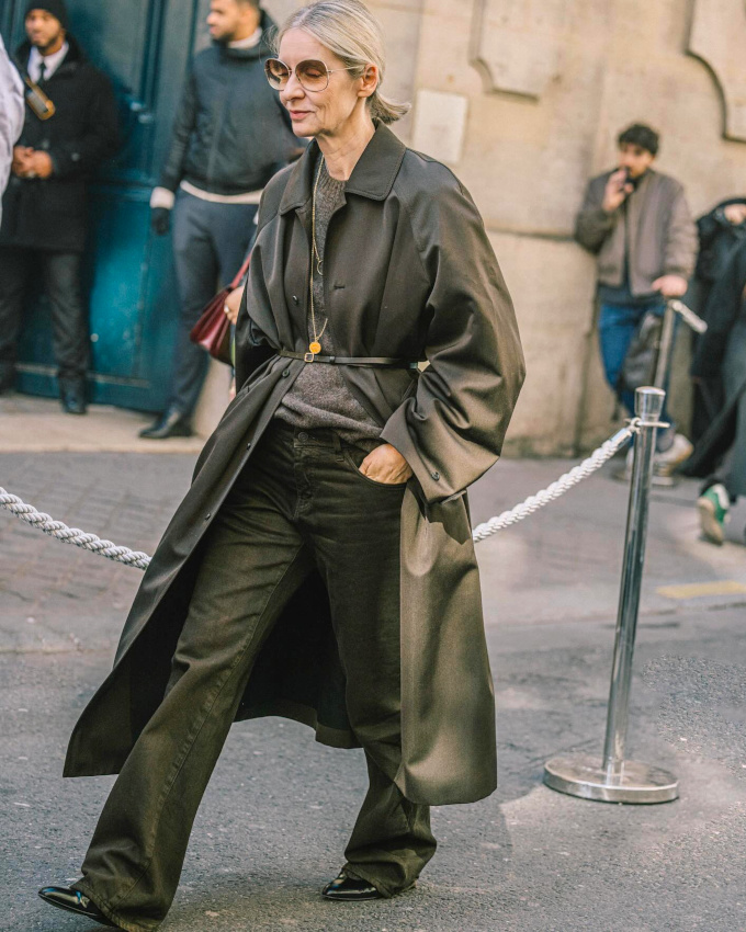 Rien de tel qu'une paire de lunettes de soleil délicates pour alléger les looks les plus couvrants !