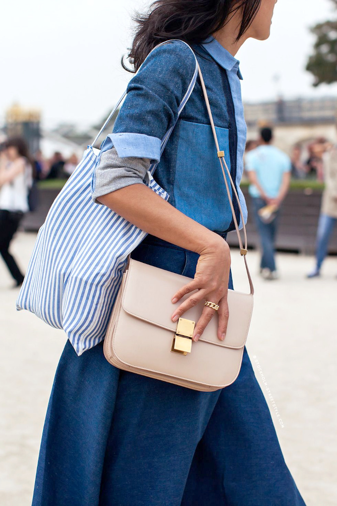 Oui au total look jean boosté par des rayures verticales bleu ciel !