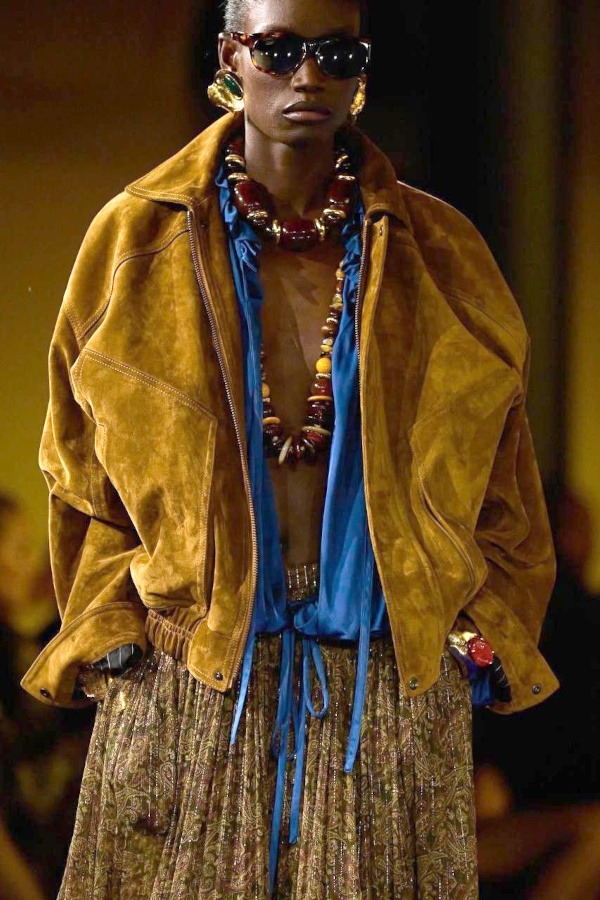 Mêlant jeux de textures, de teintes et de styles, ce look a tout bon !