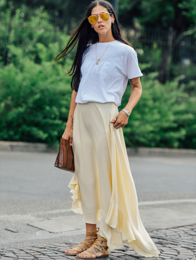 Tee-shirt blanc + jupe fluide jaune pâle = le bon mix