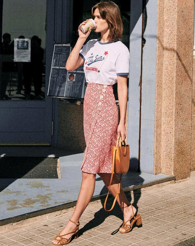 Mêlant féminité et légère désinvolture, ce look a tout bon !