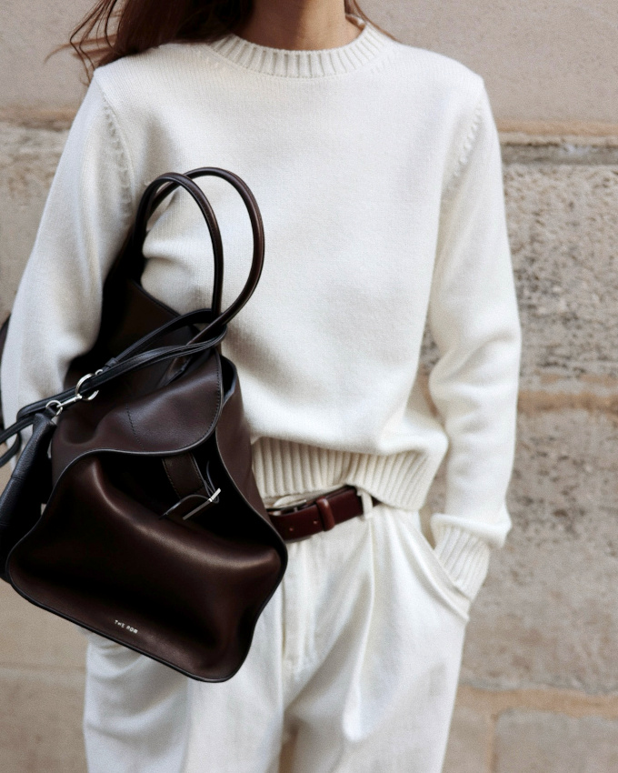 Total look blanc cassé + sac XL en cuir marron = le bon mix