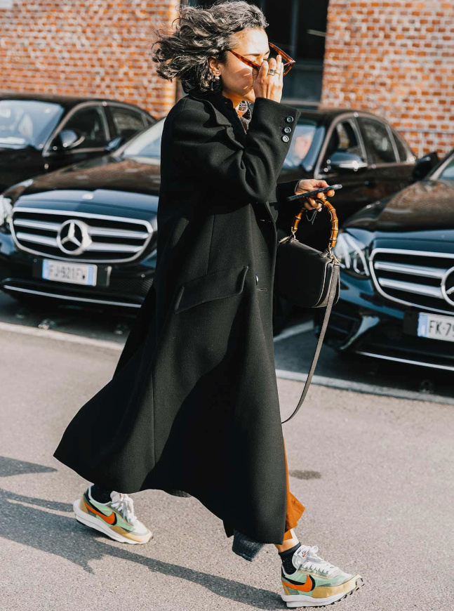 Rien de tel qu'une paire de baskets de caractère pour booster un look sage !