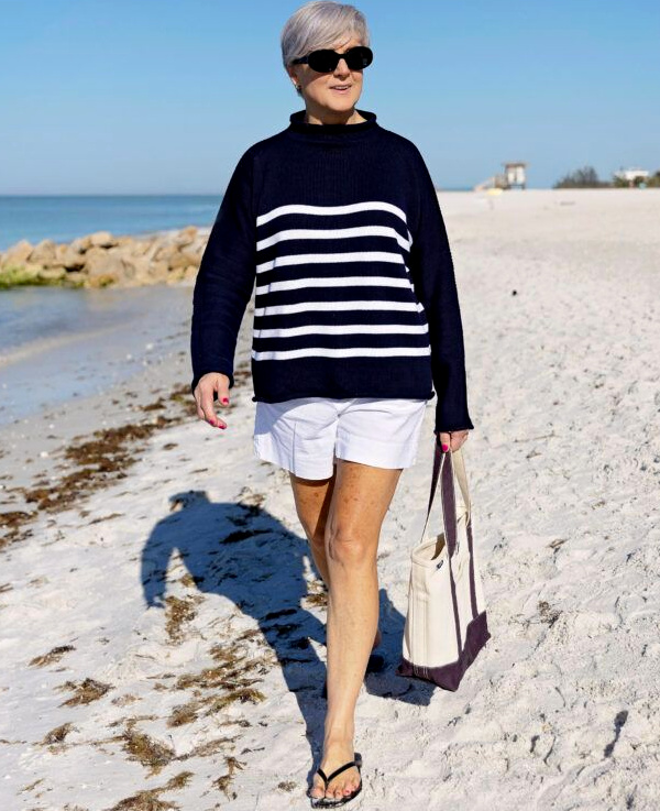 Short blanc et pull marinière
