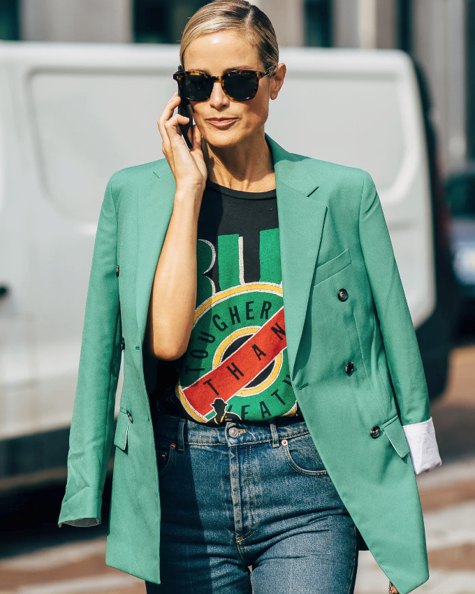 Blazer vert menthe + tee-shirt fantaisie noir et vert = le bon mix