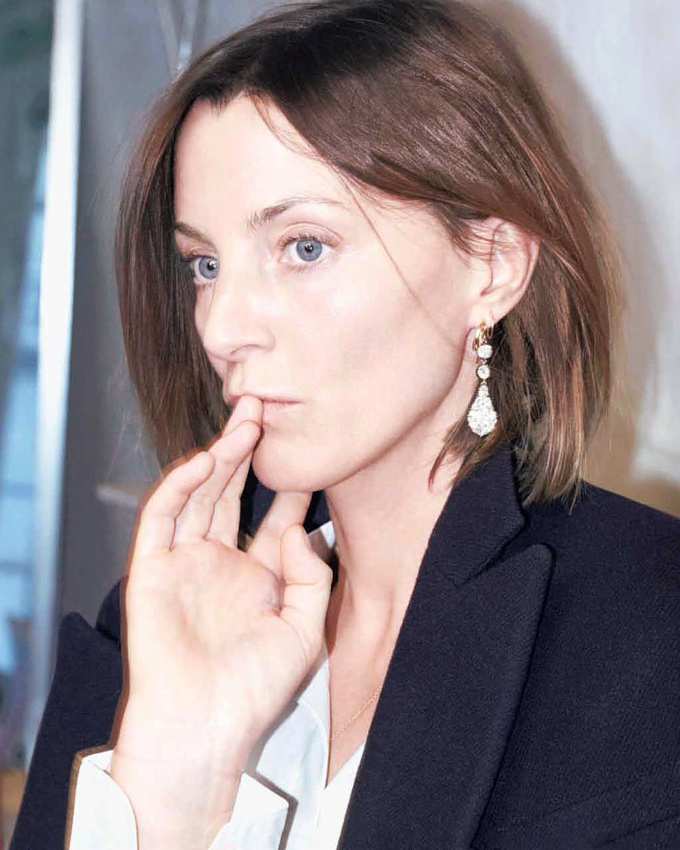 Blazer bleu marine + boucles d'oreilles raffinées = le bon mix