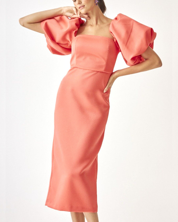 Robe corail avec épaulettes