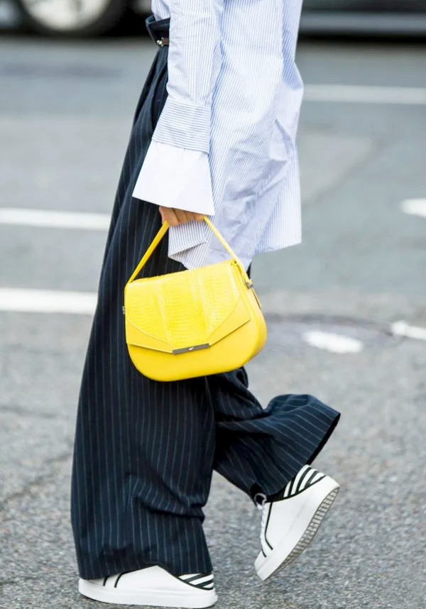 Pantalon large rayé et chemise bleue rayée