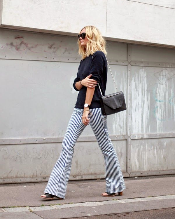 Pull bleu marine et pantalon rayé