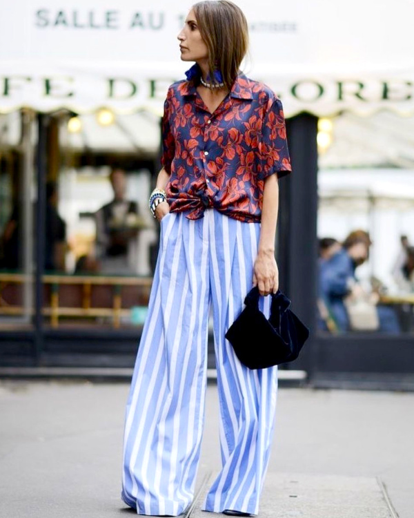 Chemise rouge fleurie et pantalon rayé bleu ciel