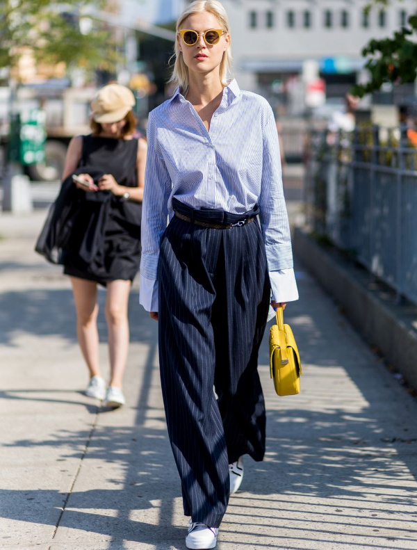 Chemise bleue et pantalon bleu marine