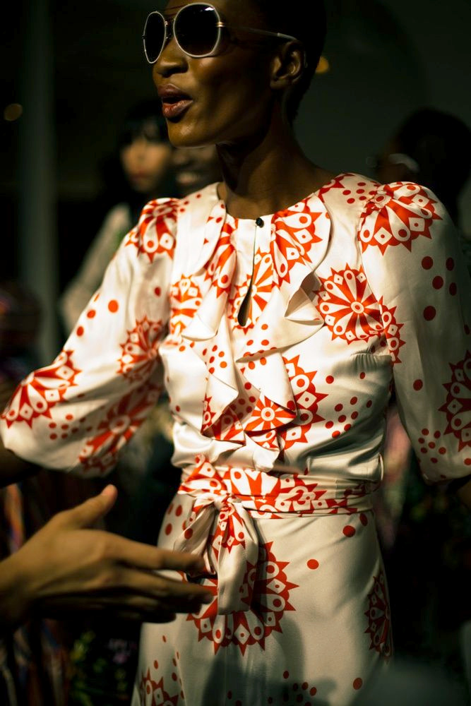 Mêlant style rétro et énergie contemporaine, ce look a tout bon !