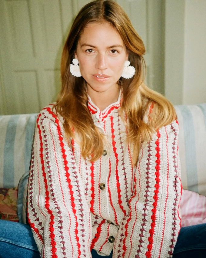 Rien de tel qu'une paire de boucles d'oreilles de caractère pour booster un make-up nude !