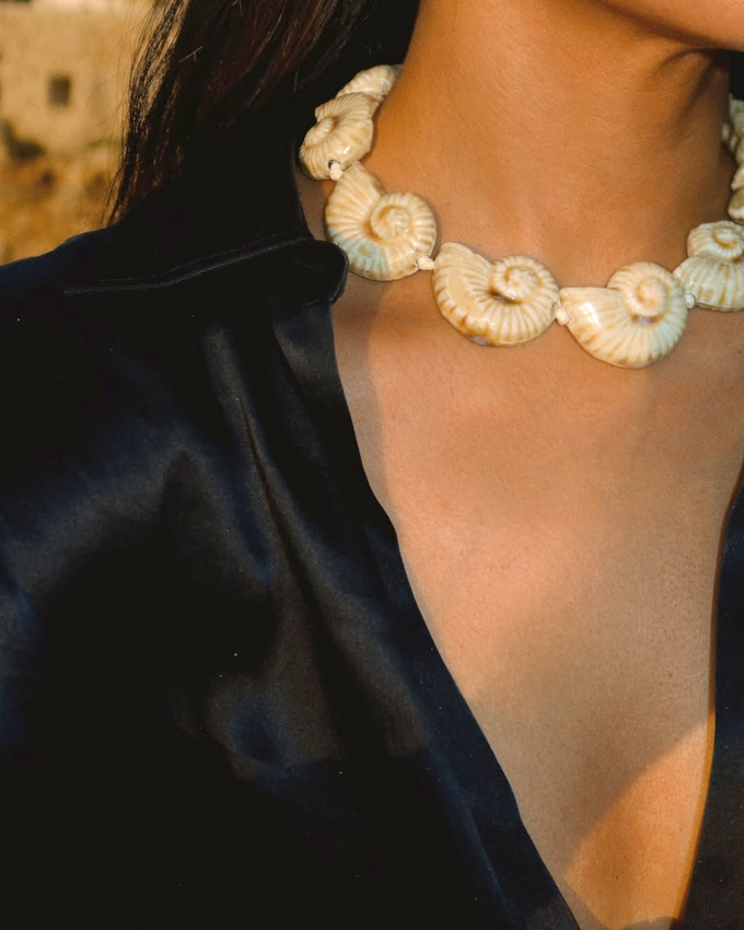 Pour ou contre le collier de coquillage aux allures de chocolat blanc ?