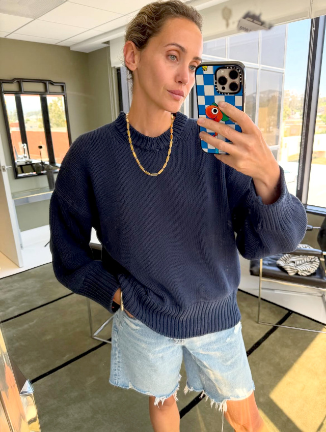 Collier doré + short en jean + pull bleu marine = le bon mix
