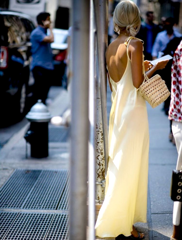 Robe jaune et panier en osier
