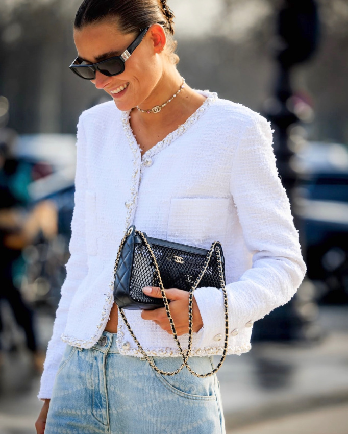 Les vestes Chanel ne sont jamais mieux mises en valeur qu'accompagnées d'un jean !