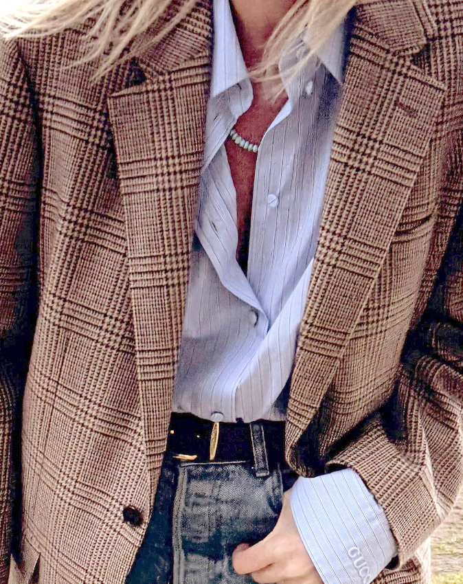 Blazer à carreaux + chemise rayée = le bon mix