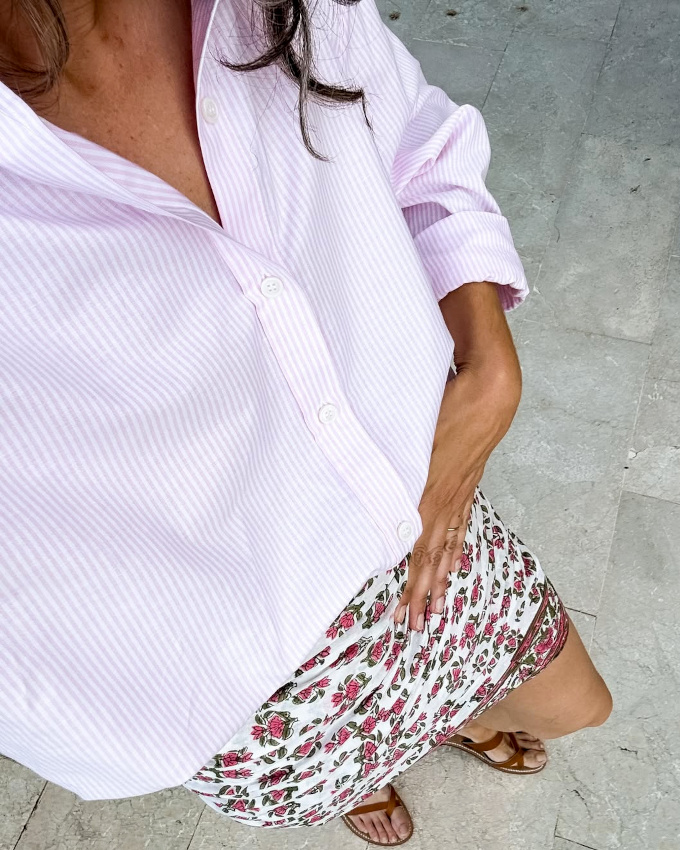 Chemise rayée + paréo = le bon mix