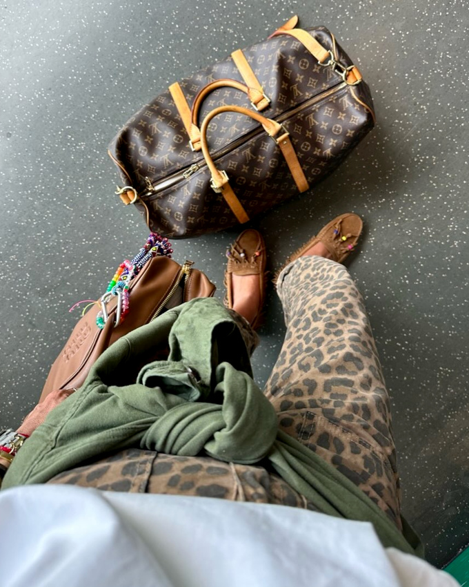 Monogramme Louis Vuitton + imprimé léopard + kaki = un mix surprenant mais réussi