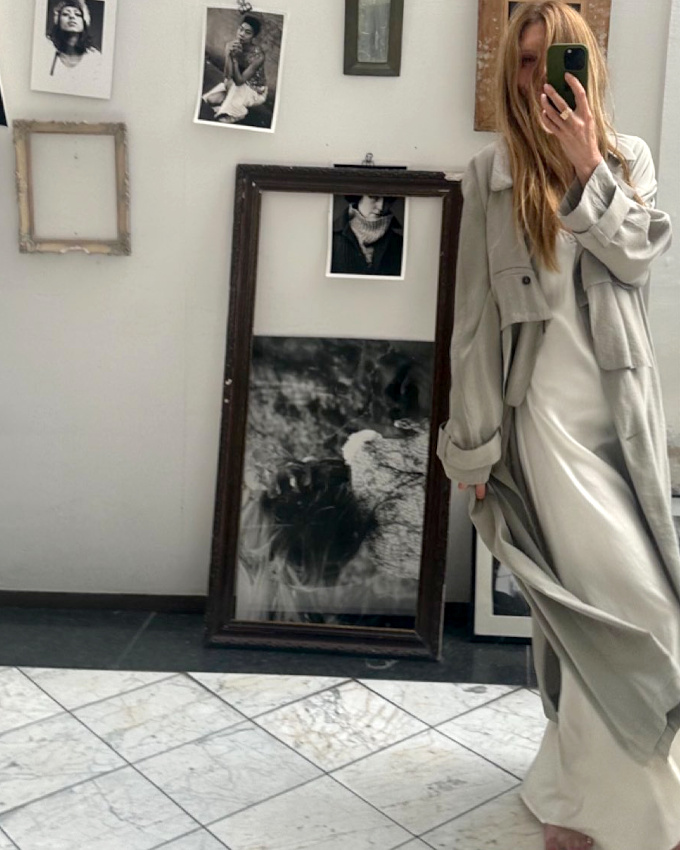 On ne se lasse pas du tandem long trench/robe nuisette !