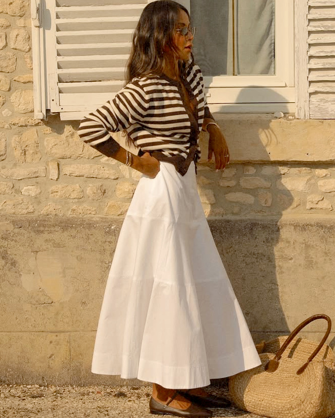 Mêlant rayures moelleuses, jupe ample blanche et ballerines marron, ce look a tout bon !