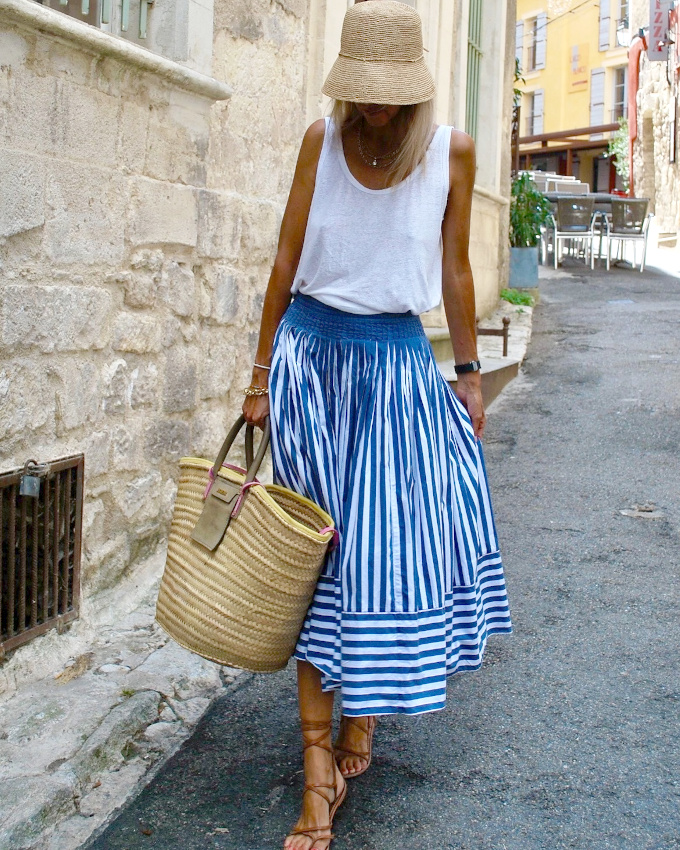 Mêlant fraîcheur, touche graphique et texture, ce look a tout bon !