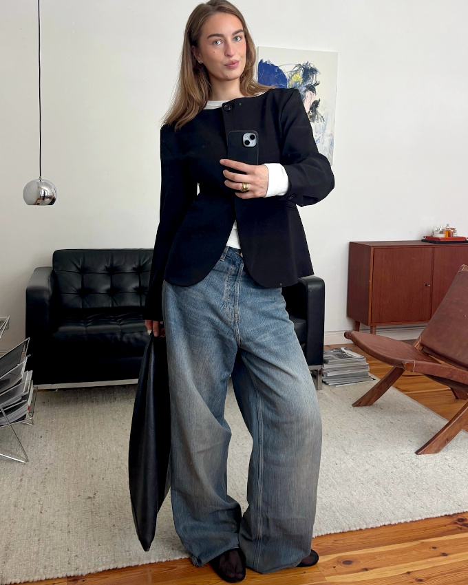 Jean large + blazer cintré = le bon mix