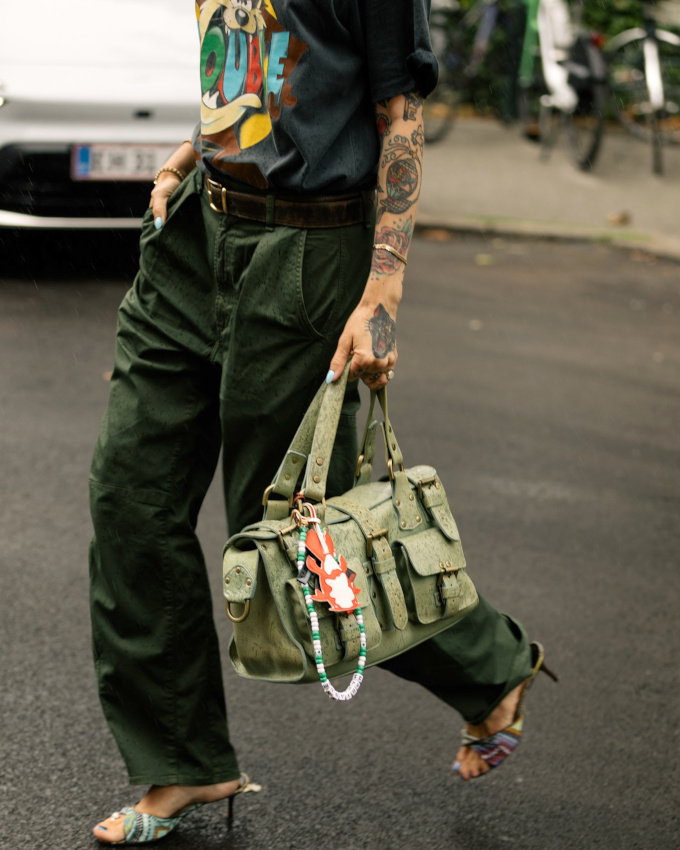 Mêlant télescopage de styles et camaïeu de teintes, ce look a tout bon !