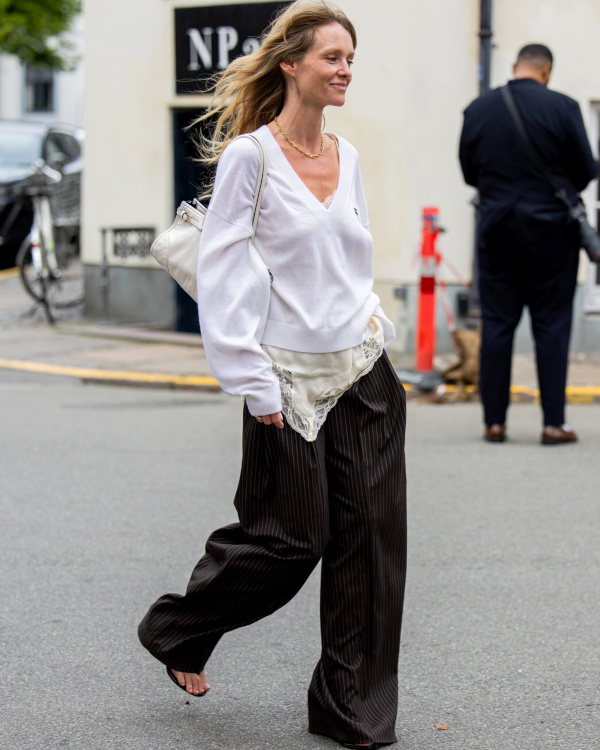 Pull blanc et pantalon ray