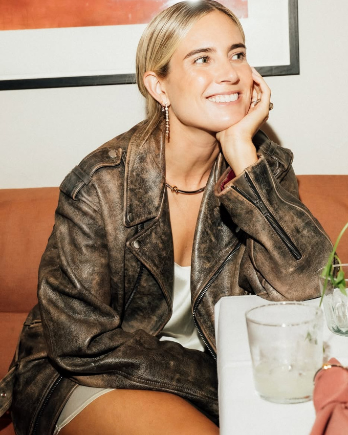 Oui au télescopage entre robe lingerie et blouson en cuir aspect usé !