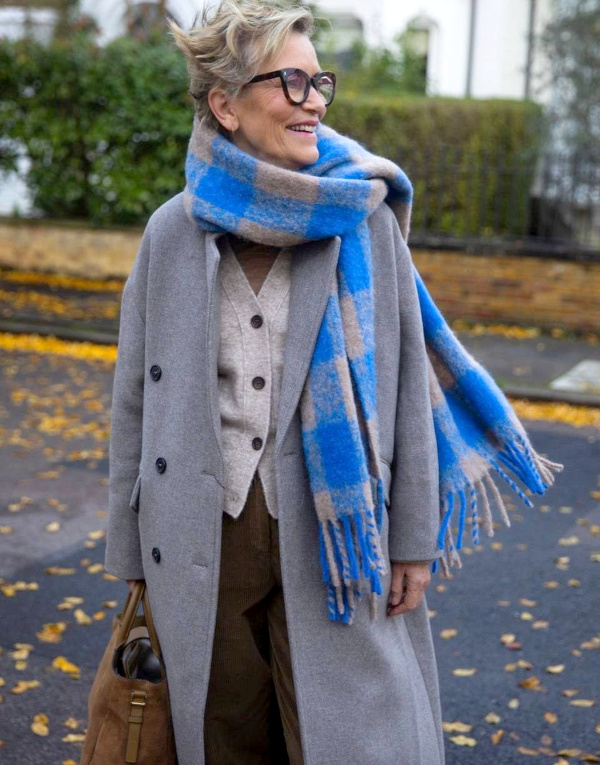 Manteau gris + echarpe à carreaux